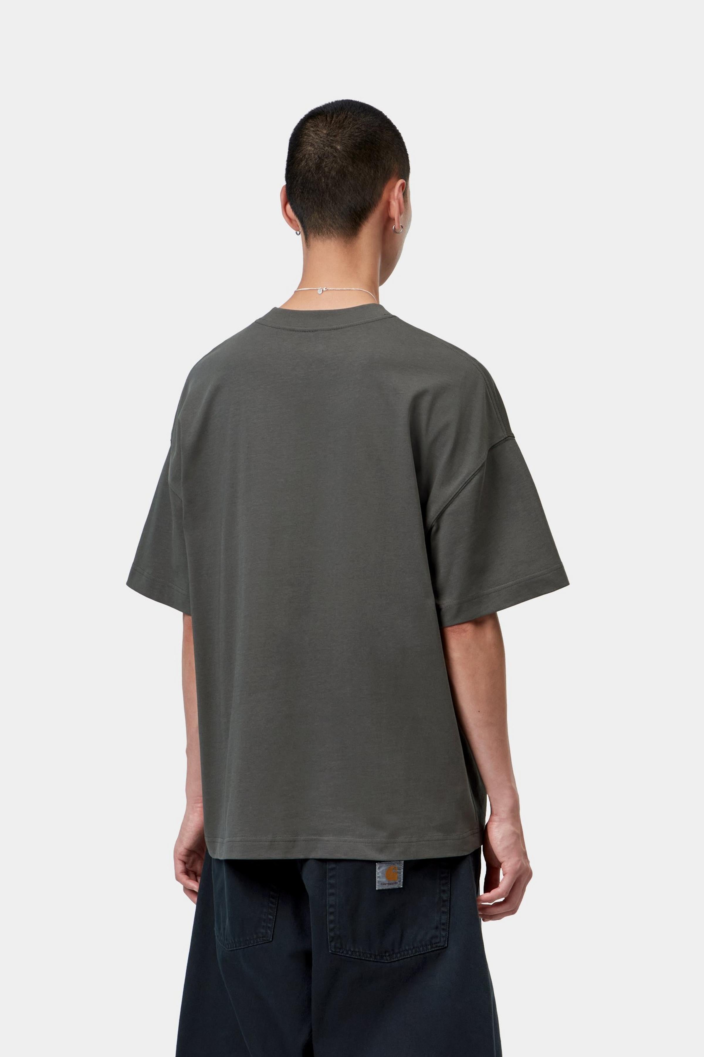 Camiseta CARHARTT WIP S/S Signature Script Graphite Dark Scarab vista trasera en modelo