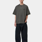 Camiseta CARHARTT WIP S/S Signature Script Graphite Dark Scarab look completo