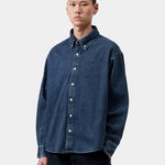 Camisa CARHARTT WIP L/S Lucas Blue Stone Washed en modelo