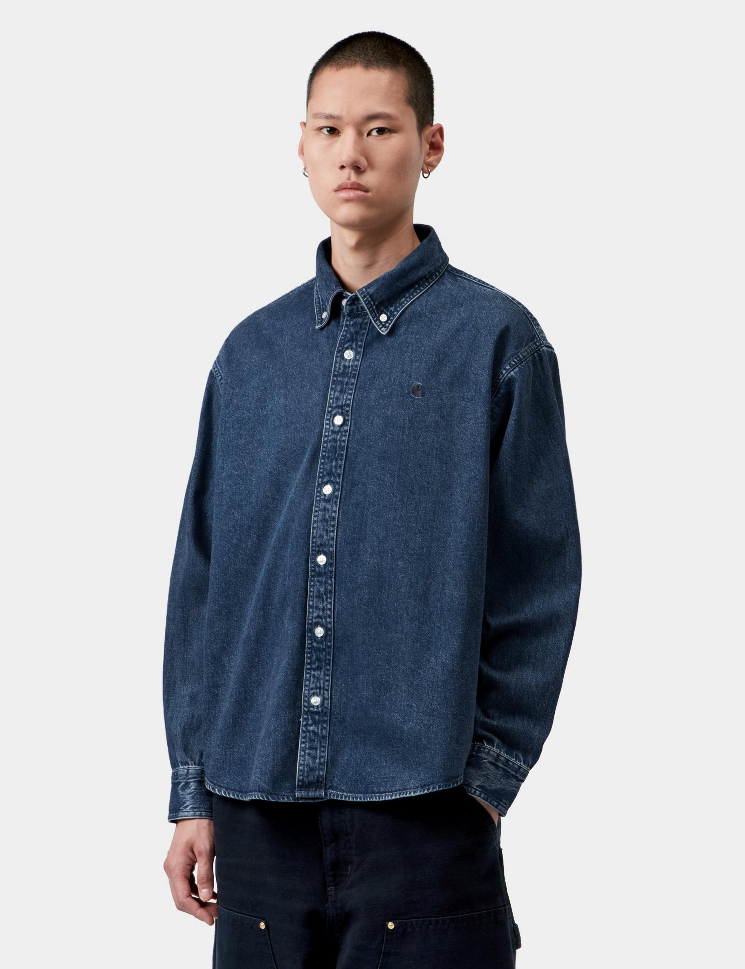 Camisa CARHARTT WIP L/S Lucas Blue Stone Washed en modelo