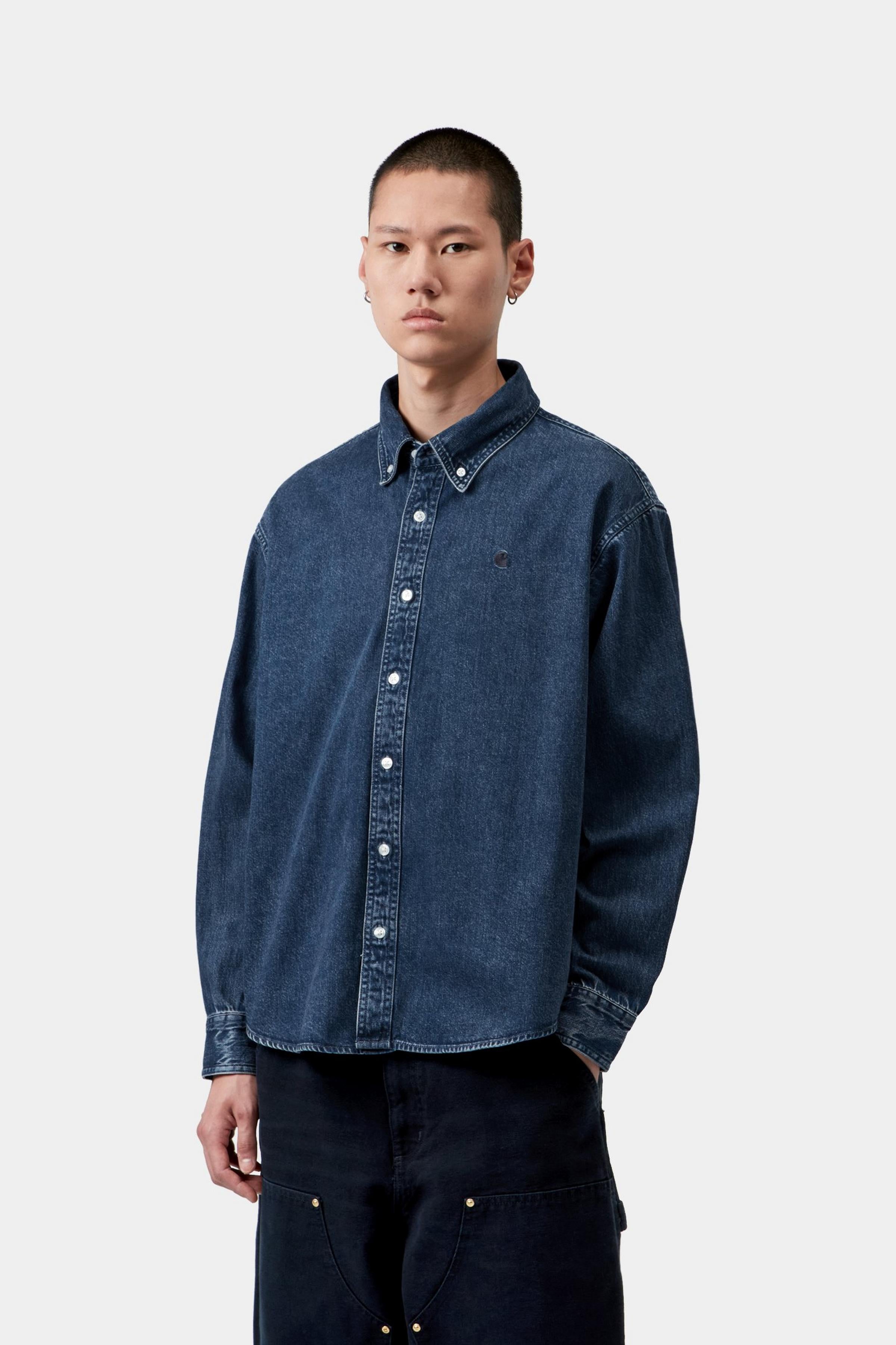 Camisa CARHARTT WIP L/S Lucas Blue Stone Washed en modelo