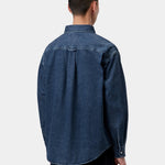 Camisa CARHARTT WIP L/S Lucas Blue Stone Washed vista trasera en modelo