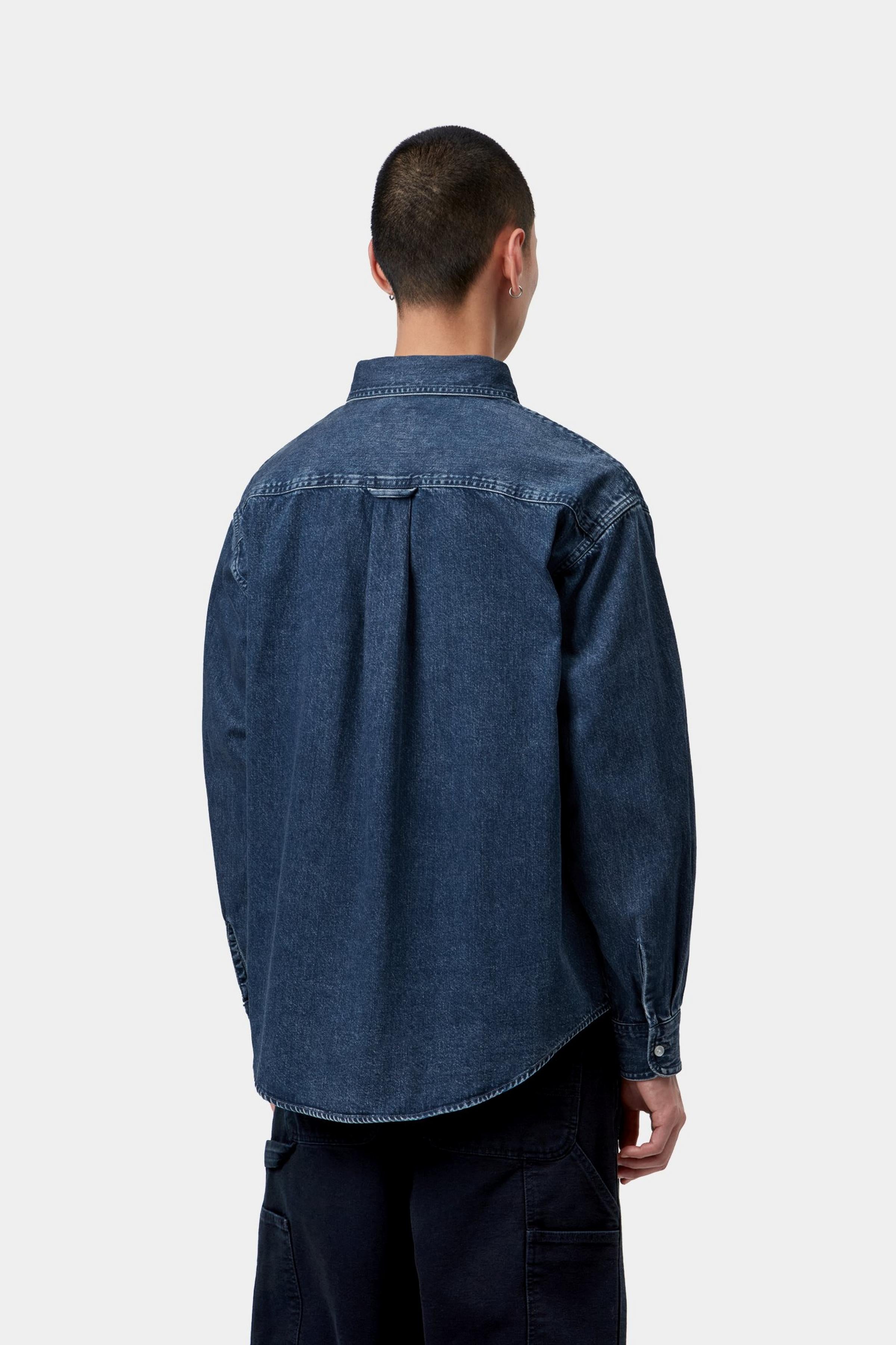 Camisa CARHARTT WIP L/S Lucas Blue Stone Washed vista trasera en modelo