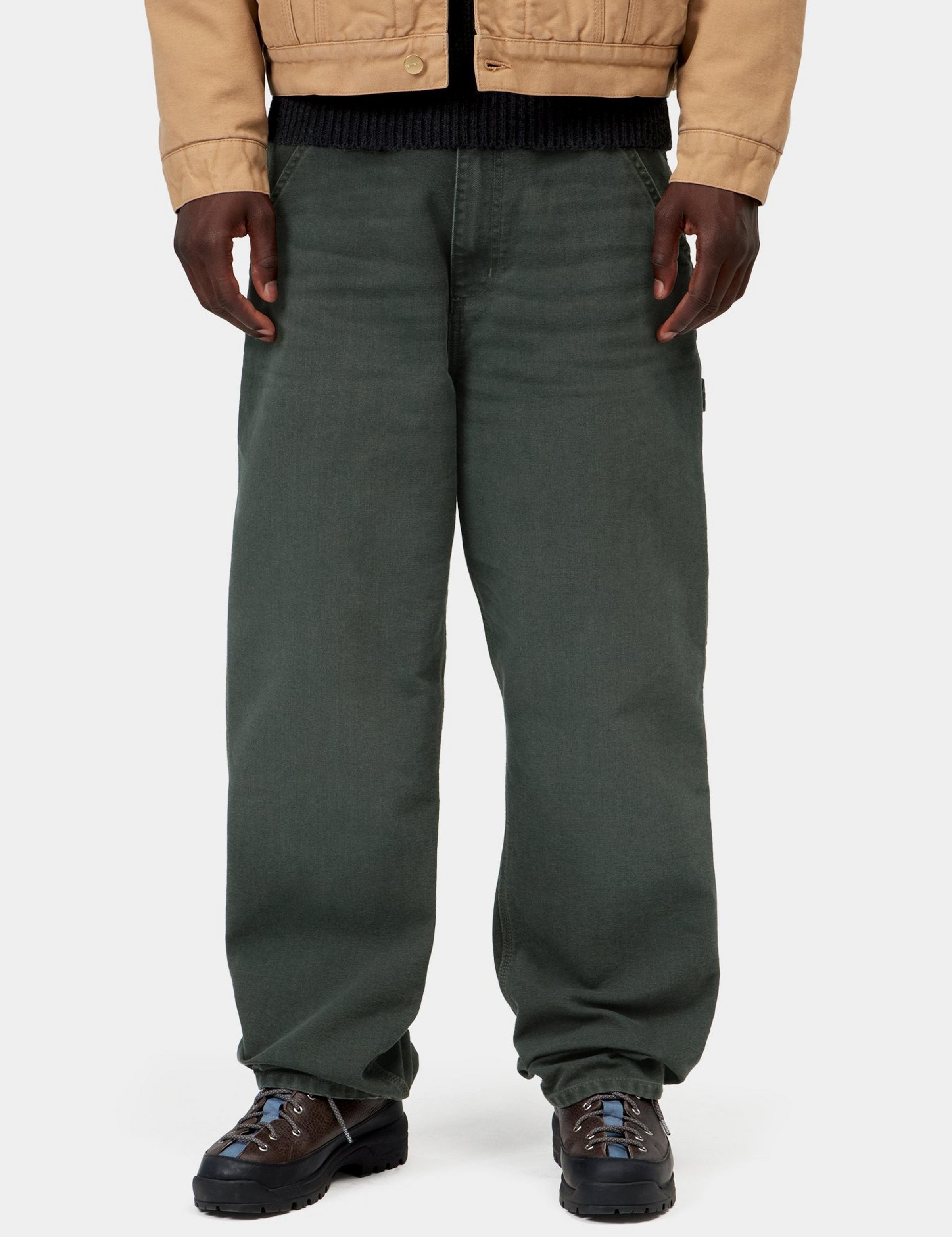 Pantalón CARHARTT WIP Single Knee Raven Stone Canvas en modelo