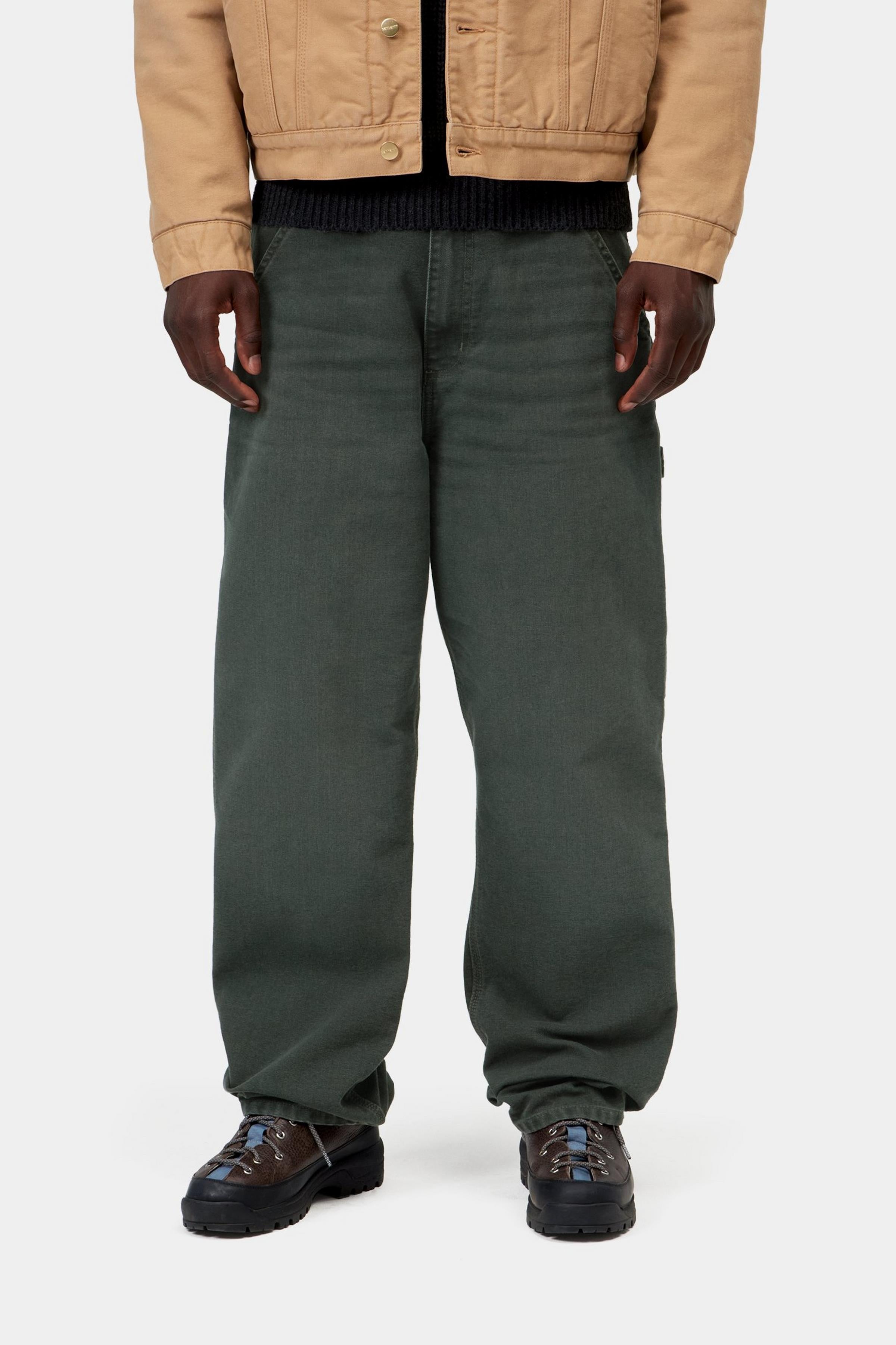 Pantalón CARHARTT WIP Single Knee Raven Stone Canvas en modelo