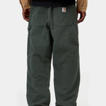 Pantalón CARHARTT WIP Single Knee Raven Stone Canvas vista trasera en modelo