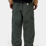 Pantalón CARHARTT WIP Single Knee Raven Stone Canvas vista trasera en modelo