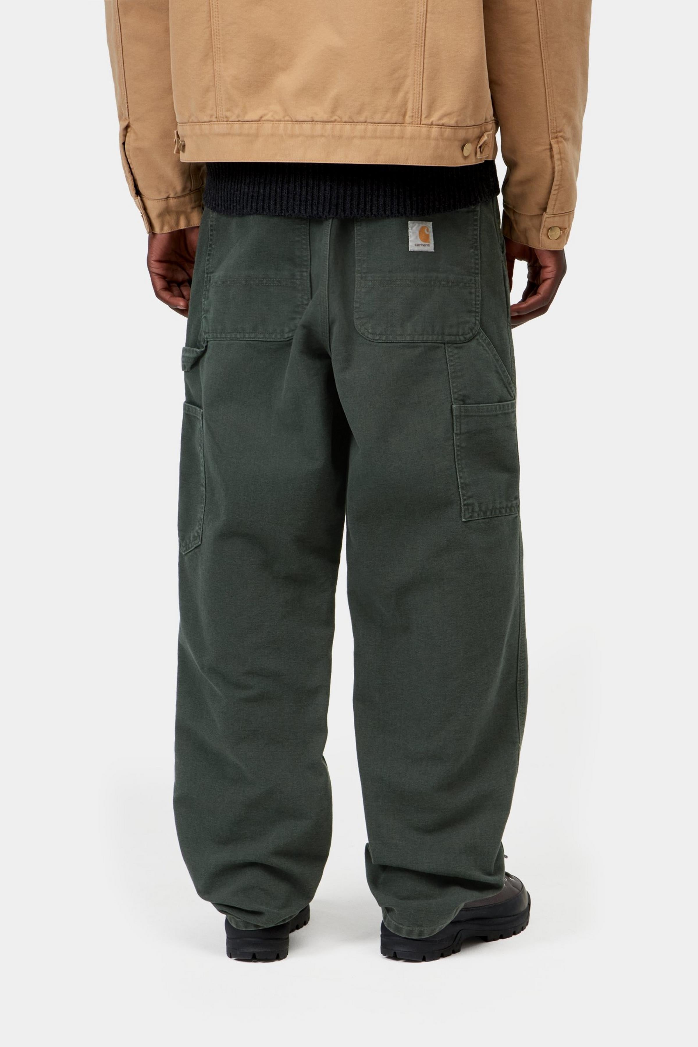 Pantalón CARHARTT WIP Single Knee Raven Stone Canvas vista trasera en modelo