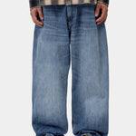 Pantalón CARHARTT WIP OG Single Knee Blue Marble Used Wash en modelo