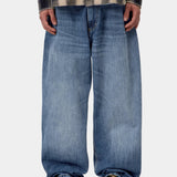 Pantalón CARHARTT WIP OG Single Knee Blue Marble Used Wash en modelo