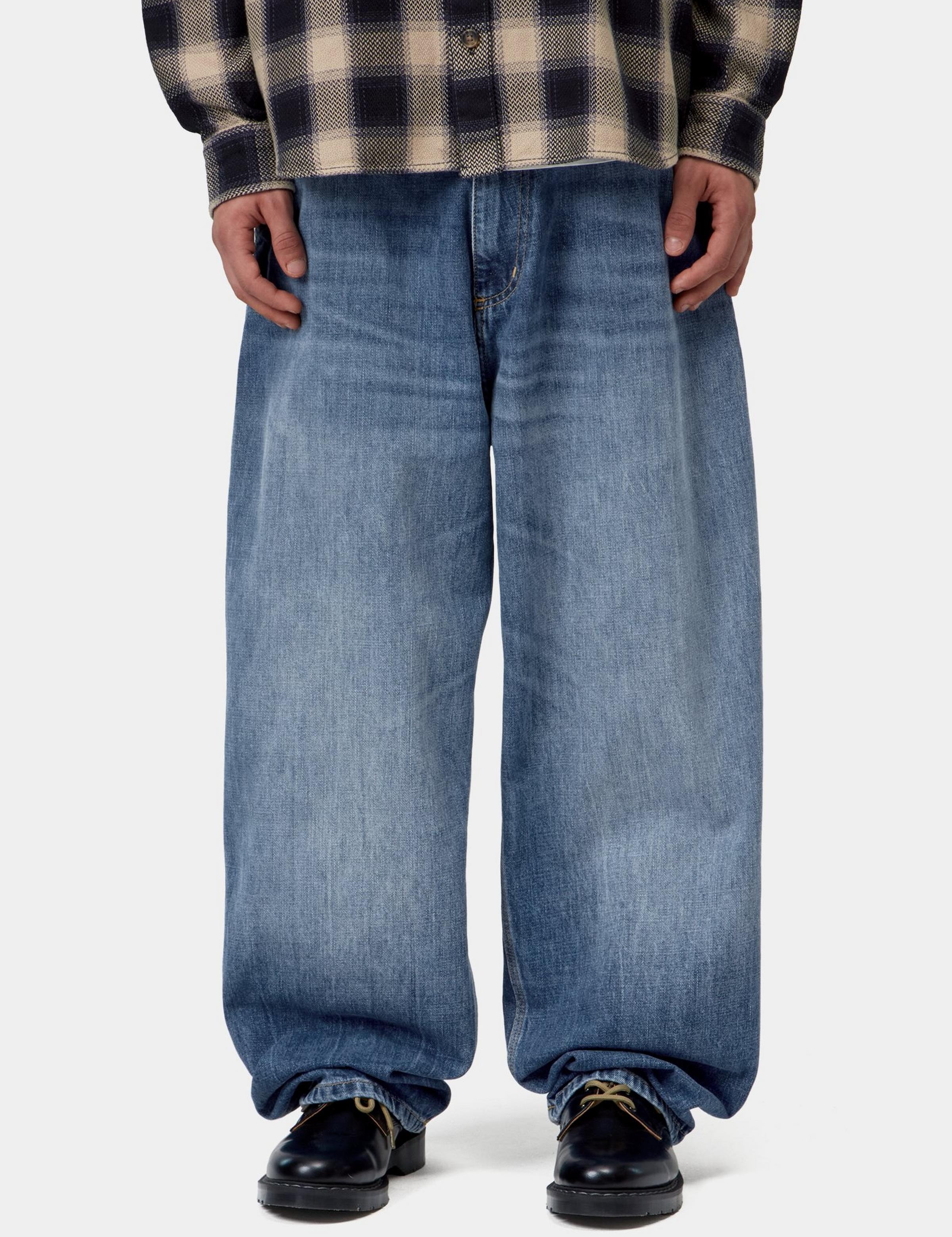 Pantalón CARHARTT WIP OG Single Knee Blue Marble Used Wash en modelo