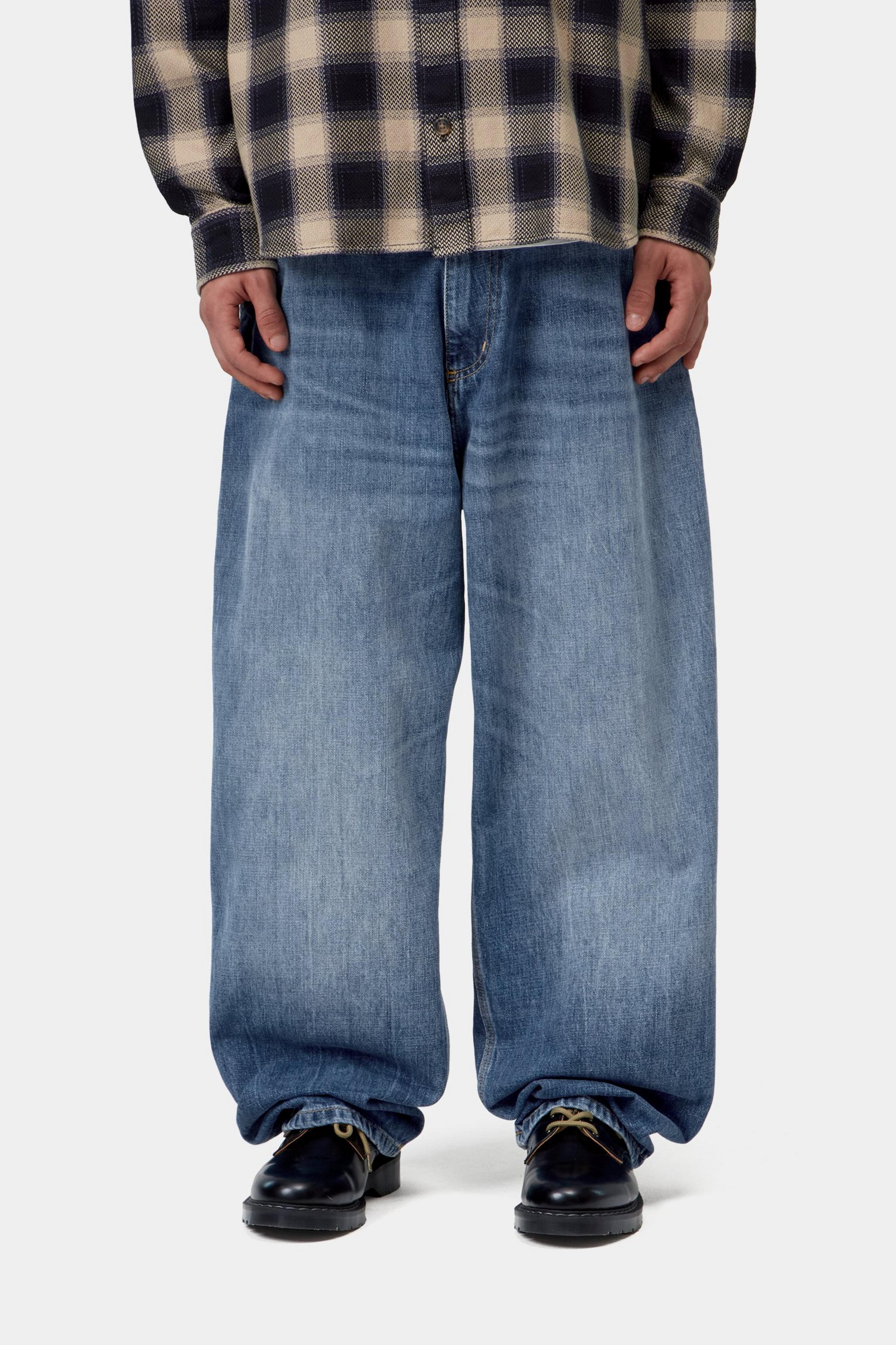 Pantalón CARHARTT WIP OG Single Knee Blue Marble Used Wash en modelo
