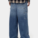 Pantalón CARHARTT WIP OG Single Knee Blue Marble Used Wash vista trasera en modelo