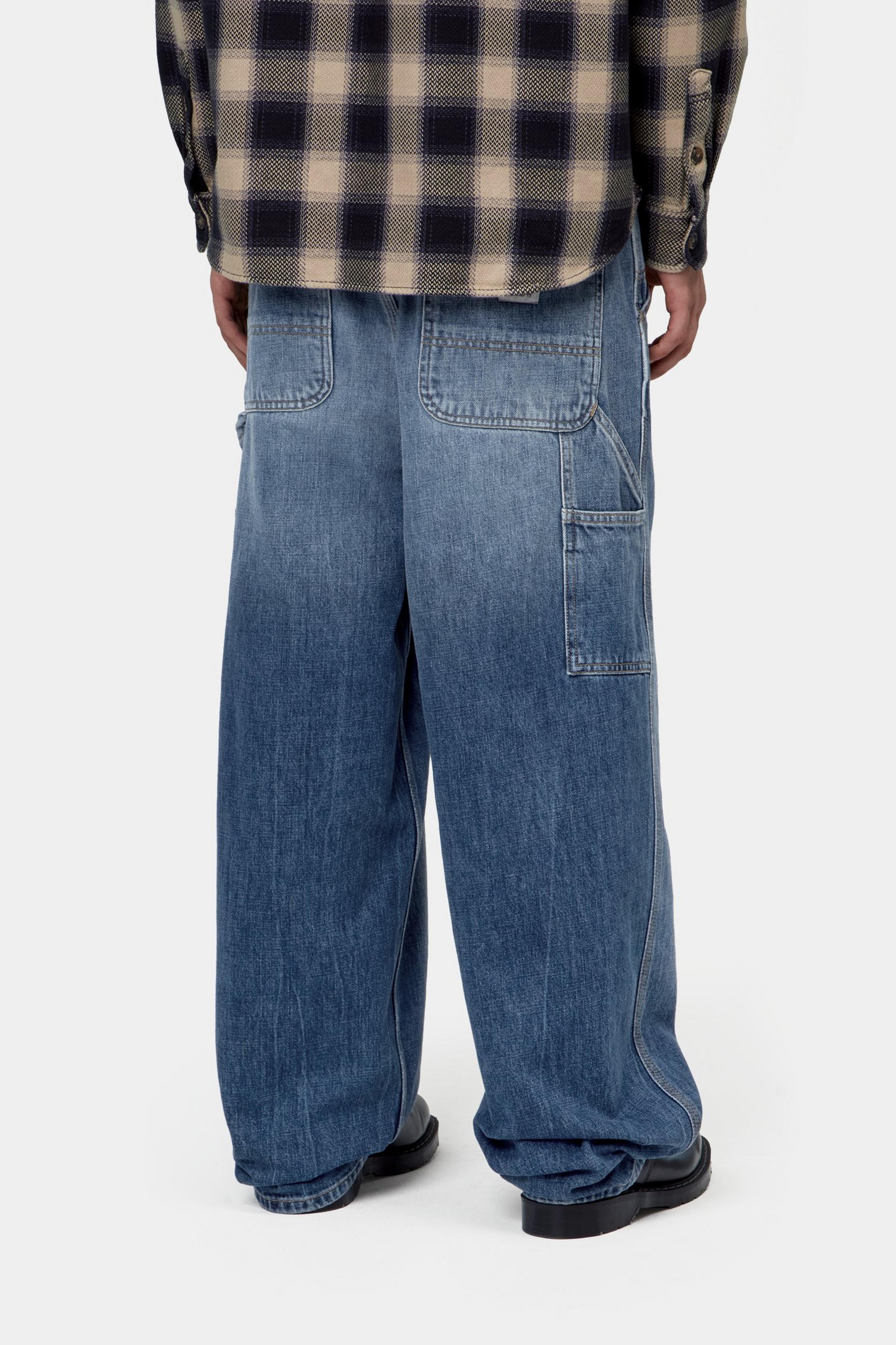 Pantalón CARHARTT WIP OG Single Knee Blue Marble Used Wash vista trasera en modelo