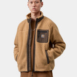 Chaqueta CARHARTT WIP Prentis Liner WIP Dusty H Tobacco en modelo