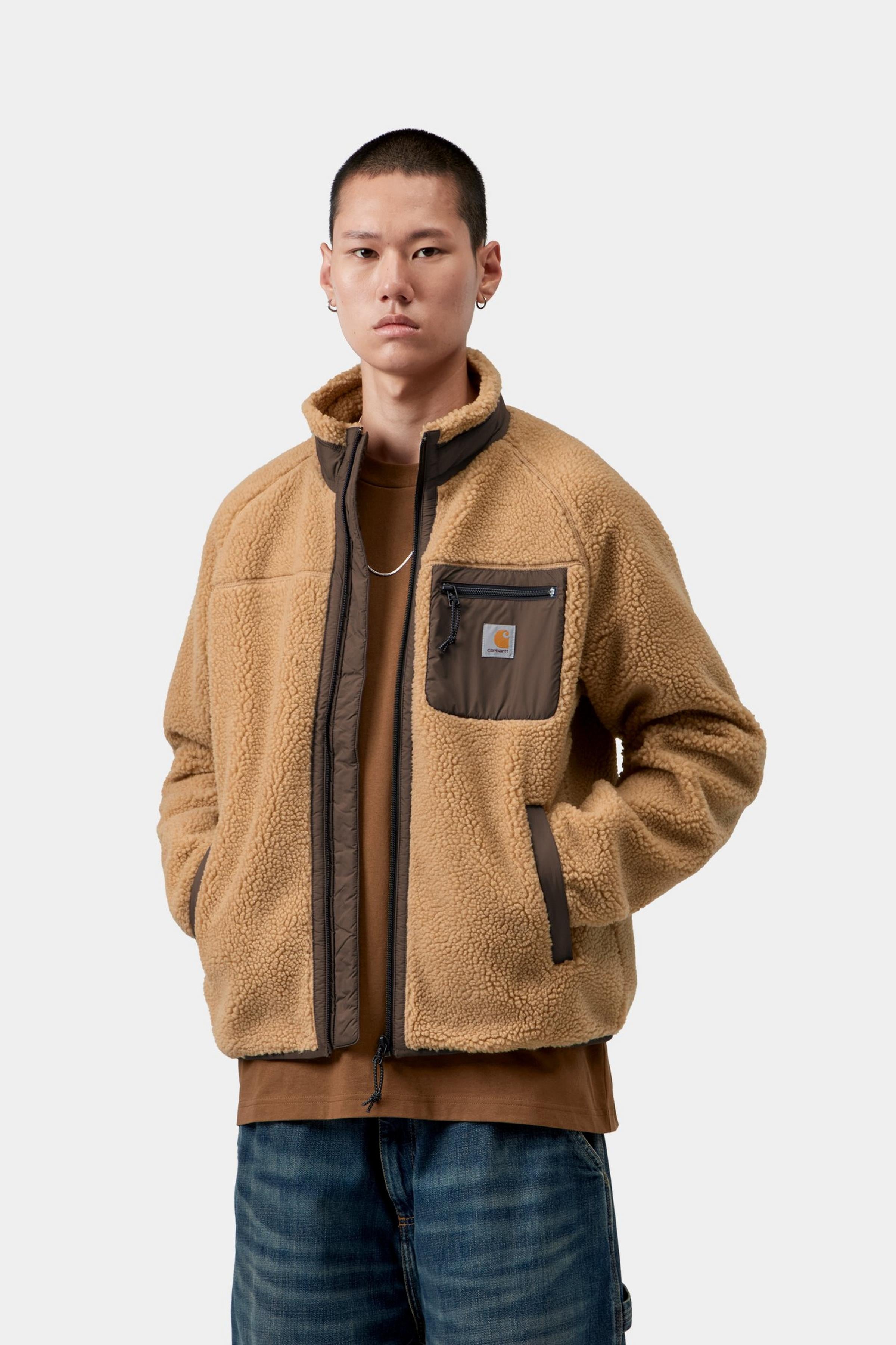 Chaqueta CARHARTT WIP Prentis Liner WIP Dusty H Tobacco en modelo