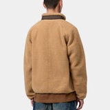 Chaqueta CARHARTT WIP Prentis Liner WIP Dusty H Tobacco vista trasera en modelo