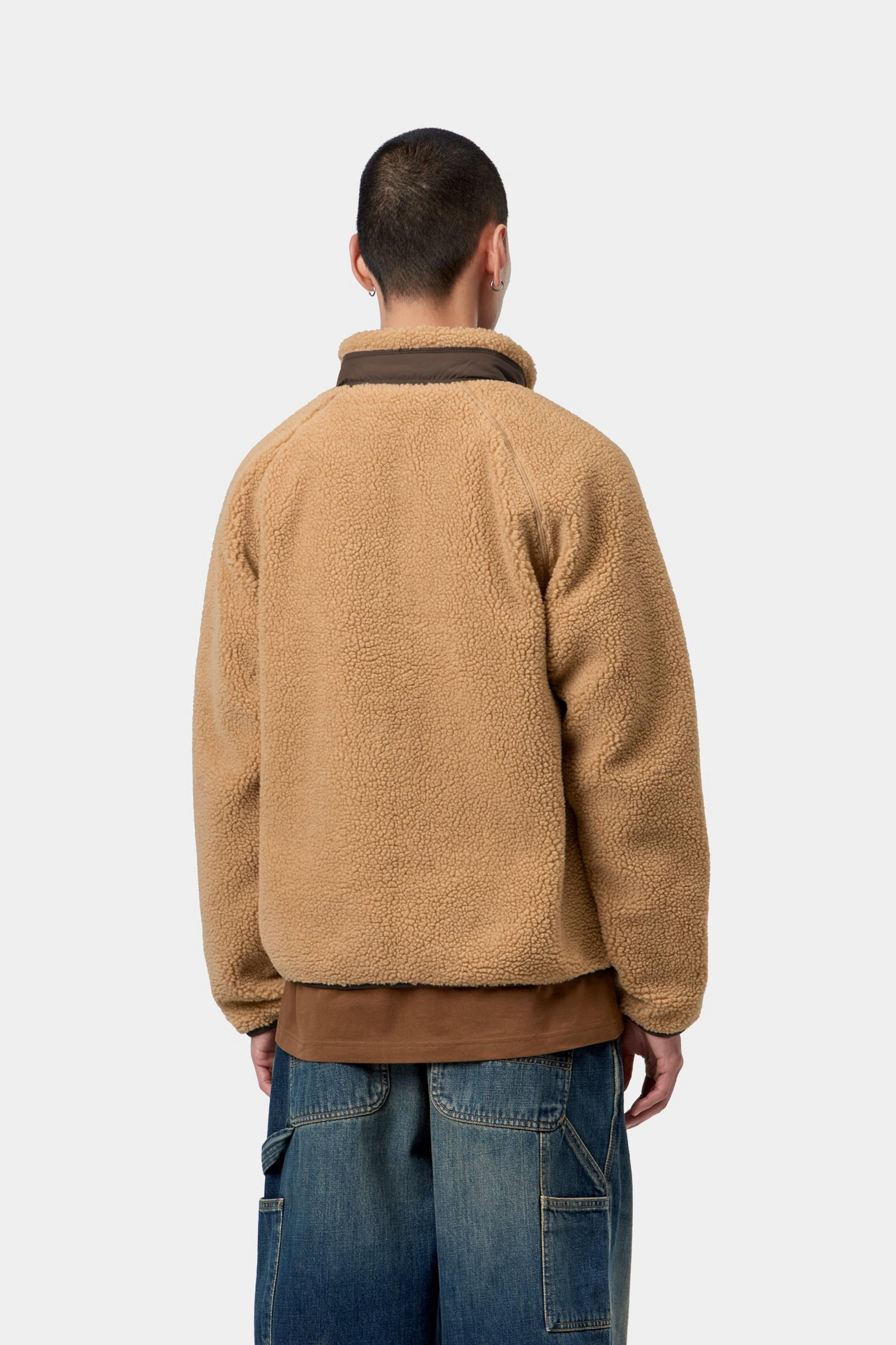 Chaqueta CARHARTT WIP Prentis Liner WIP Dusty H Tobacco vista trasera en modelo