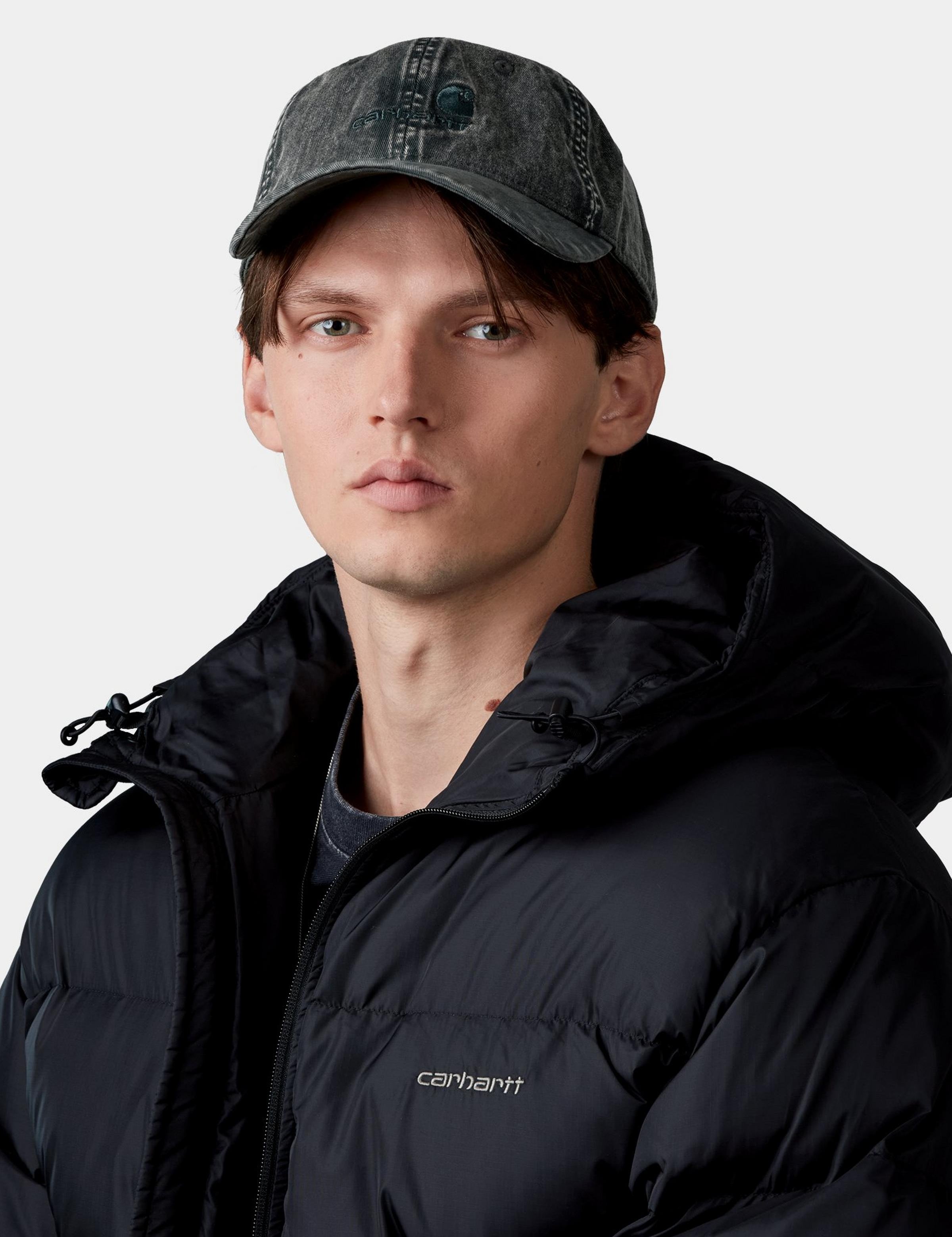 Gorra CARHARTT WIP Lambert Raven Moon Wash en modelo