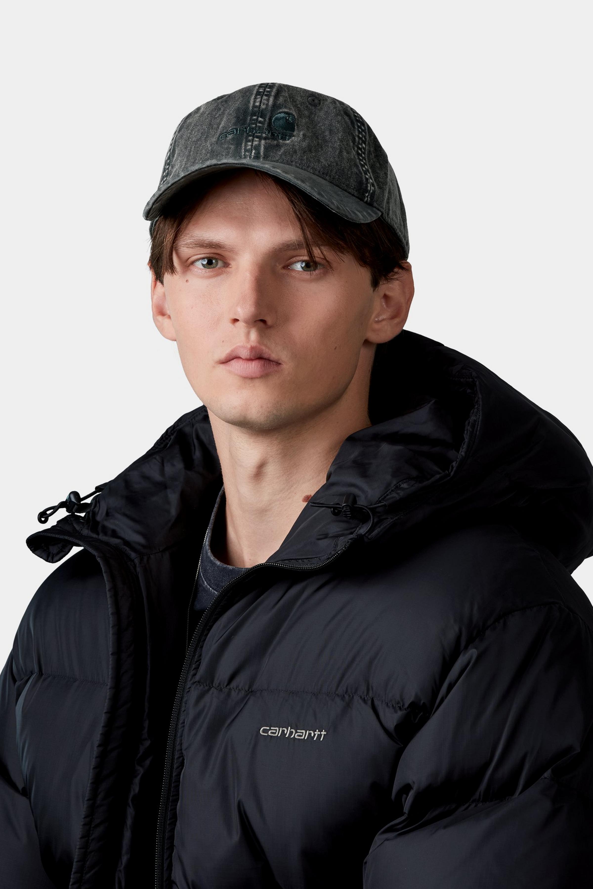 Gorra CARHARTT WIP Lambert Raven Moon Wash en modelo
