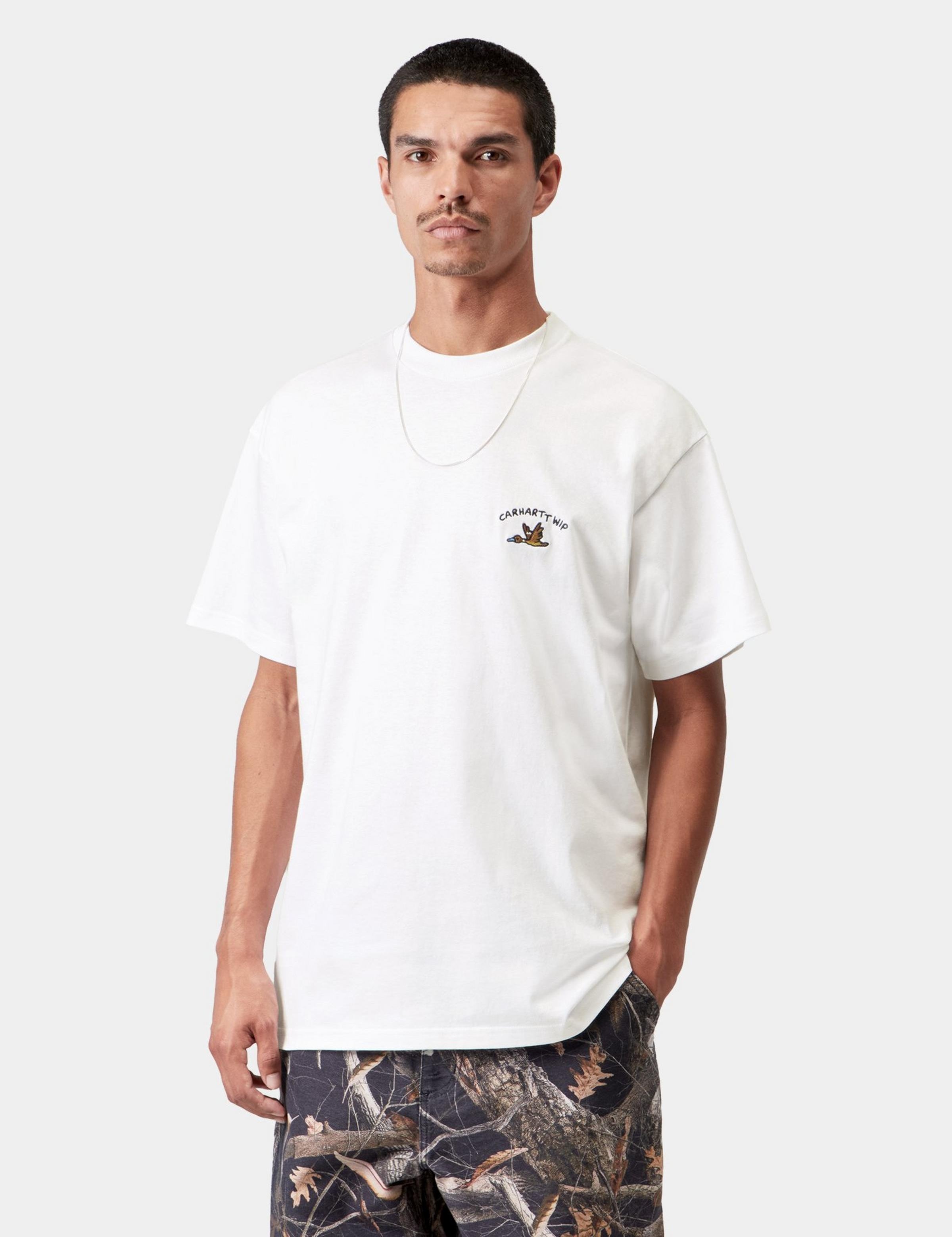 Camiseta CARHARTT WIP S/S Animated Ducks White en modelo