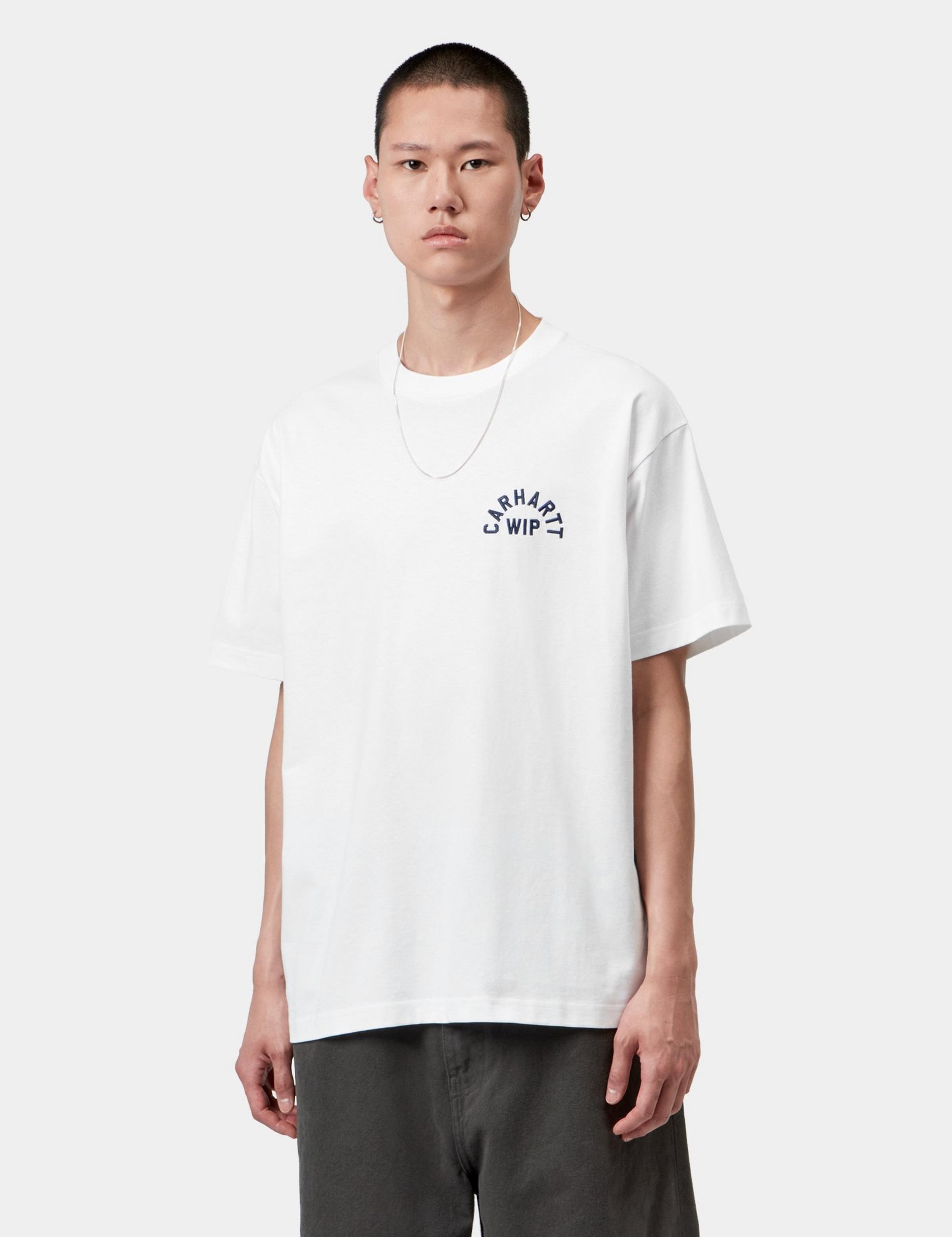 Camiseta CARHARTT WIP S/S Arch Script White Dark Navy en modelo