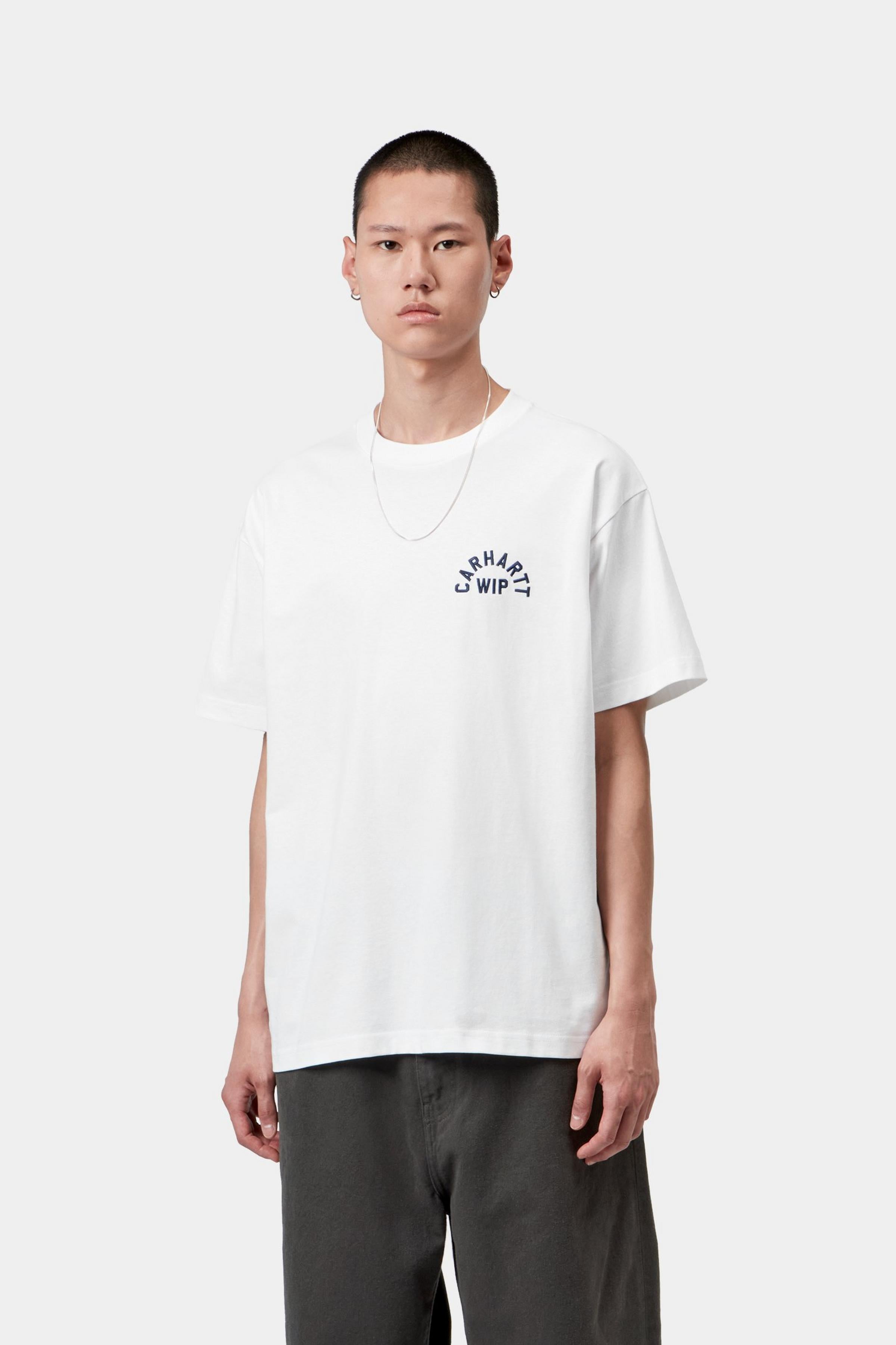 Camiseta CARHARTT WIP S/S Arch Script White Dark Navy en modelo