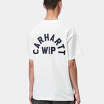 Camiseta CARHARTT WIP S/S Arch Script White Dark Navy vista trasera en modelo