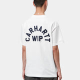 Camiseta CARHARTT WIP S/S Arch Script White Dark Navy vista trasera en modelo