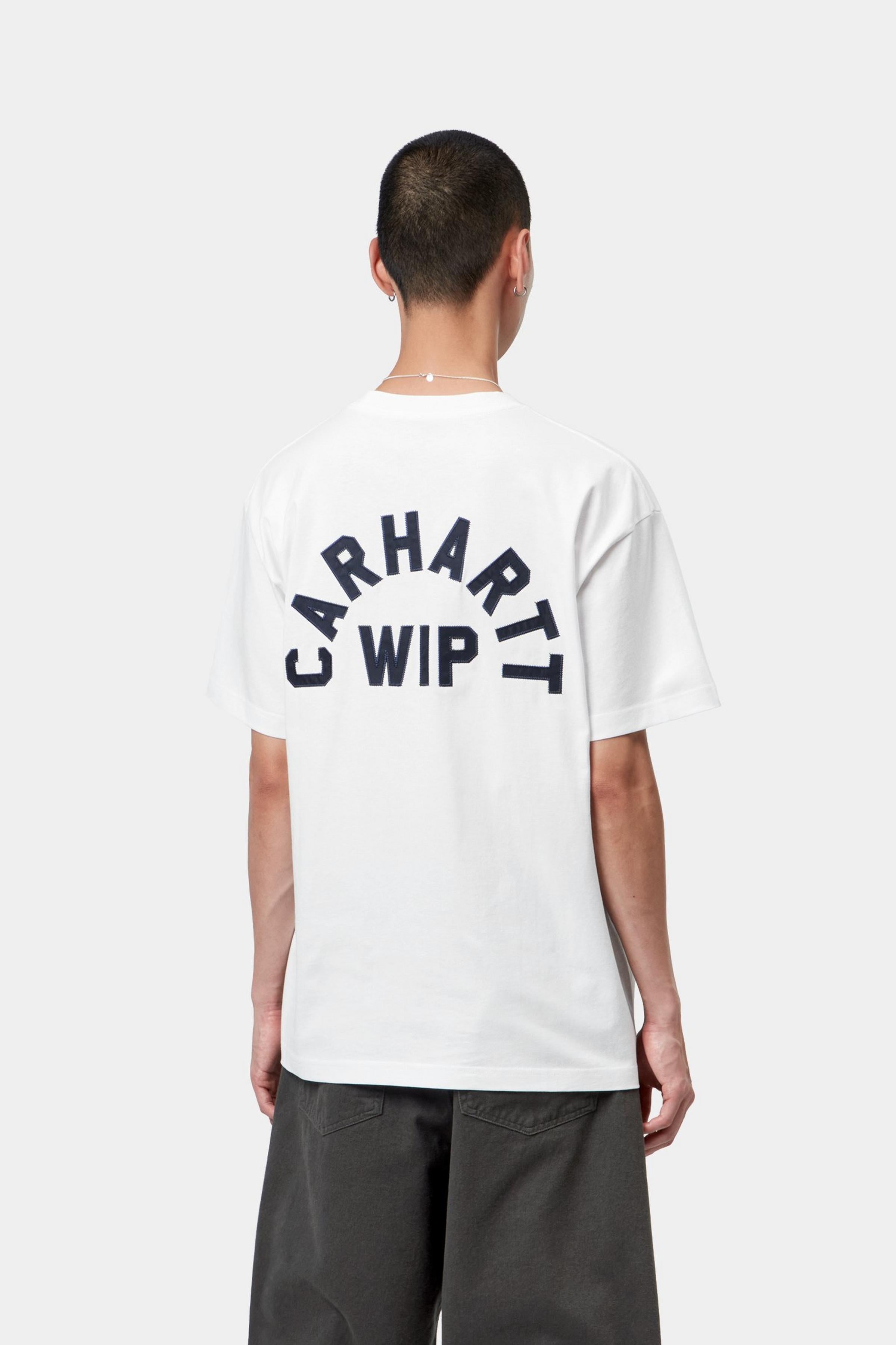 Camiseta CARHARTT WIP S/S Arch Script White Dark Navy vista trasera en modelo