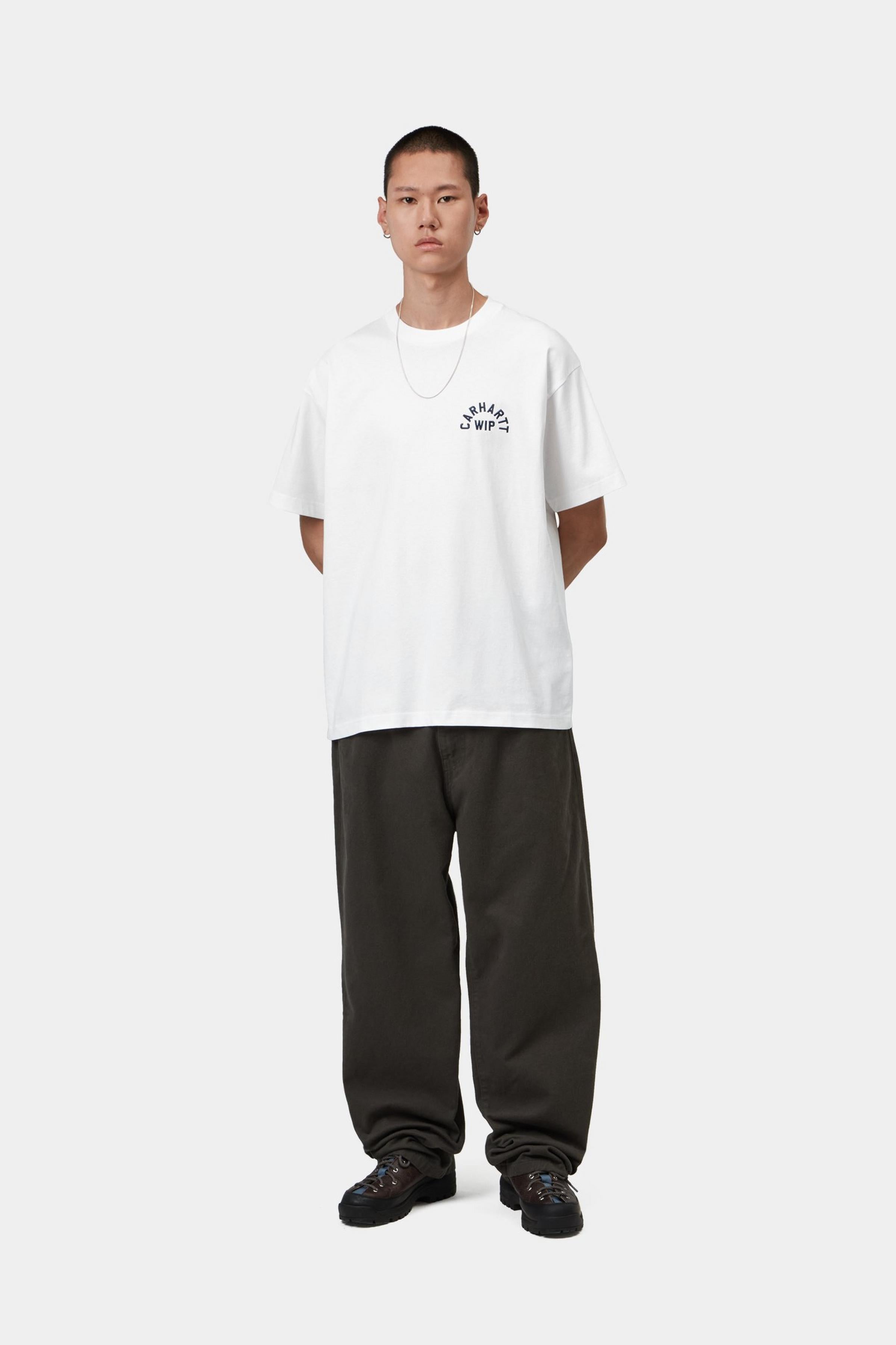 Camiseta CARHARTT WIP S/S Arch Script White Dark Navy look completo