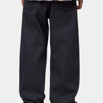 Pantalón CARHARTT WIP Payson Blue Rigid vista trasera en modelo