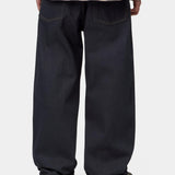 Pantalón CARHARTT WIP Payson Blue Rigid vista trasera en modelo