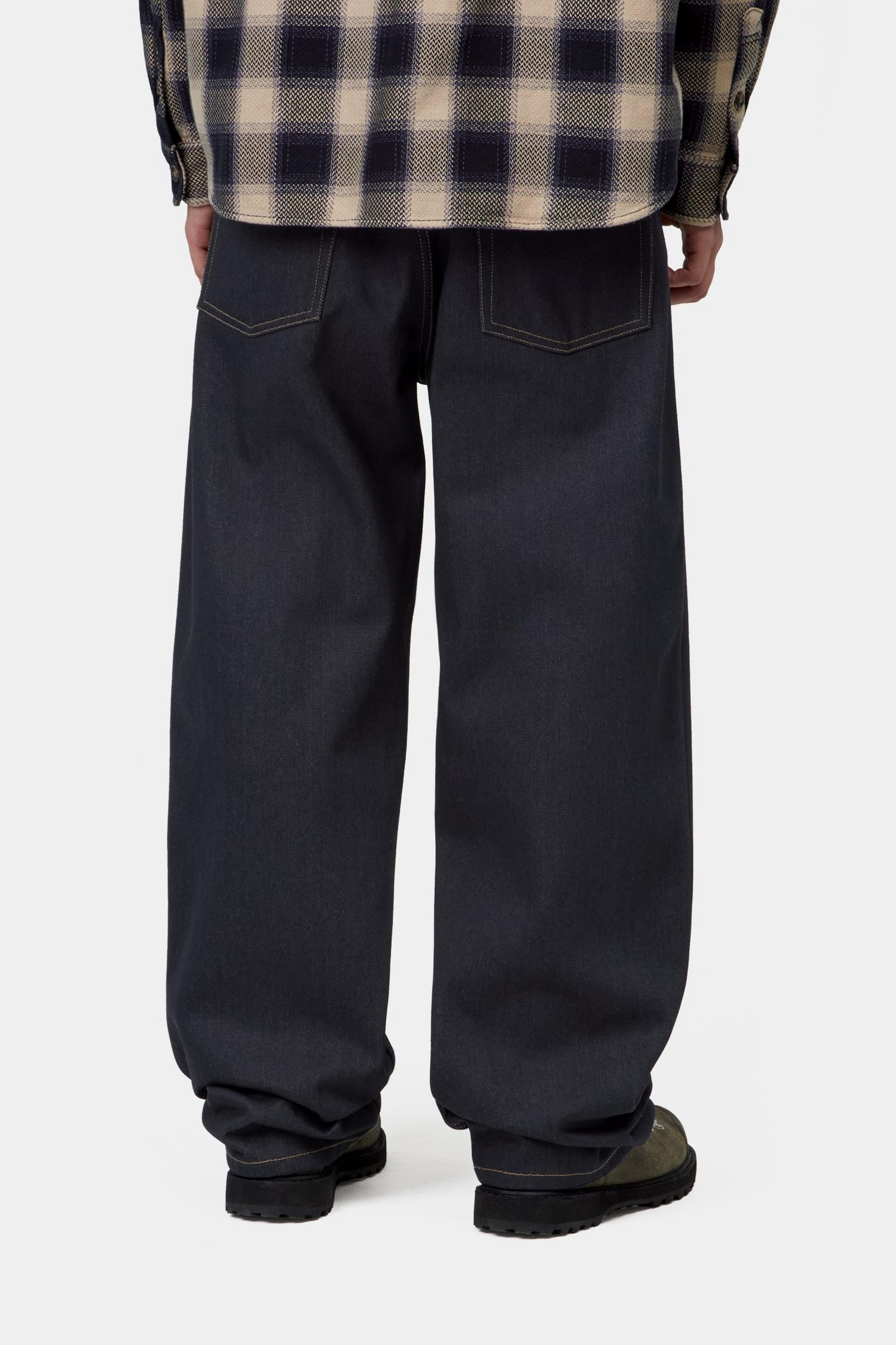 Pantalón CARHARTT WIP Payson Blue Rigid vista trasera en modelo