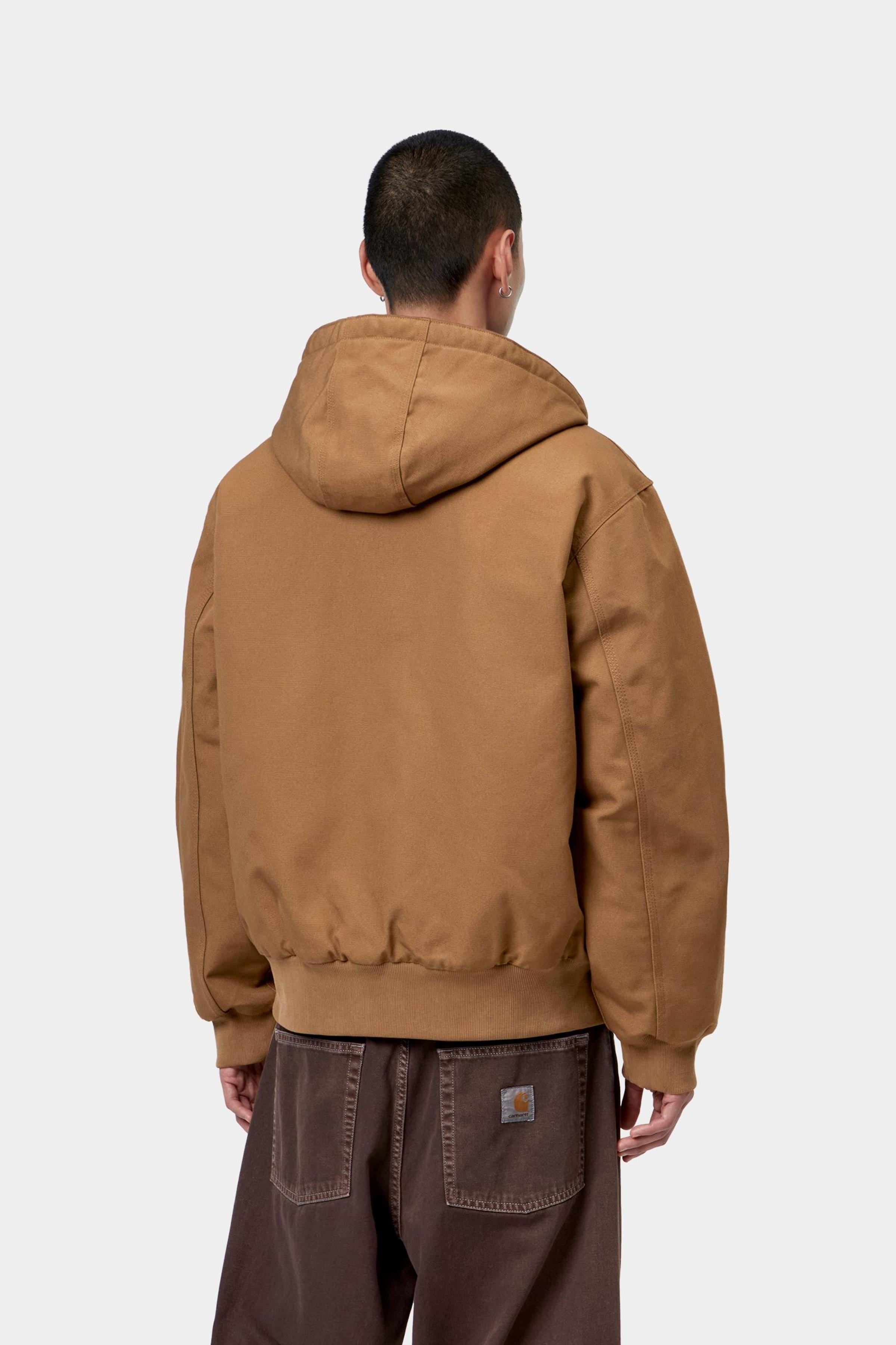 Chaqueta CARHARTT WIP OG Active Jacket WIP Hamilton Brown Rigid vista trasera en modelo