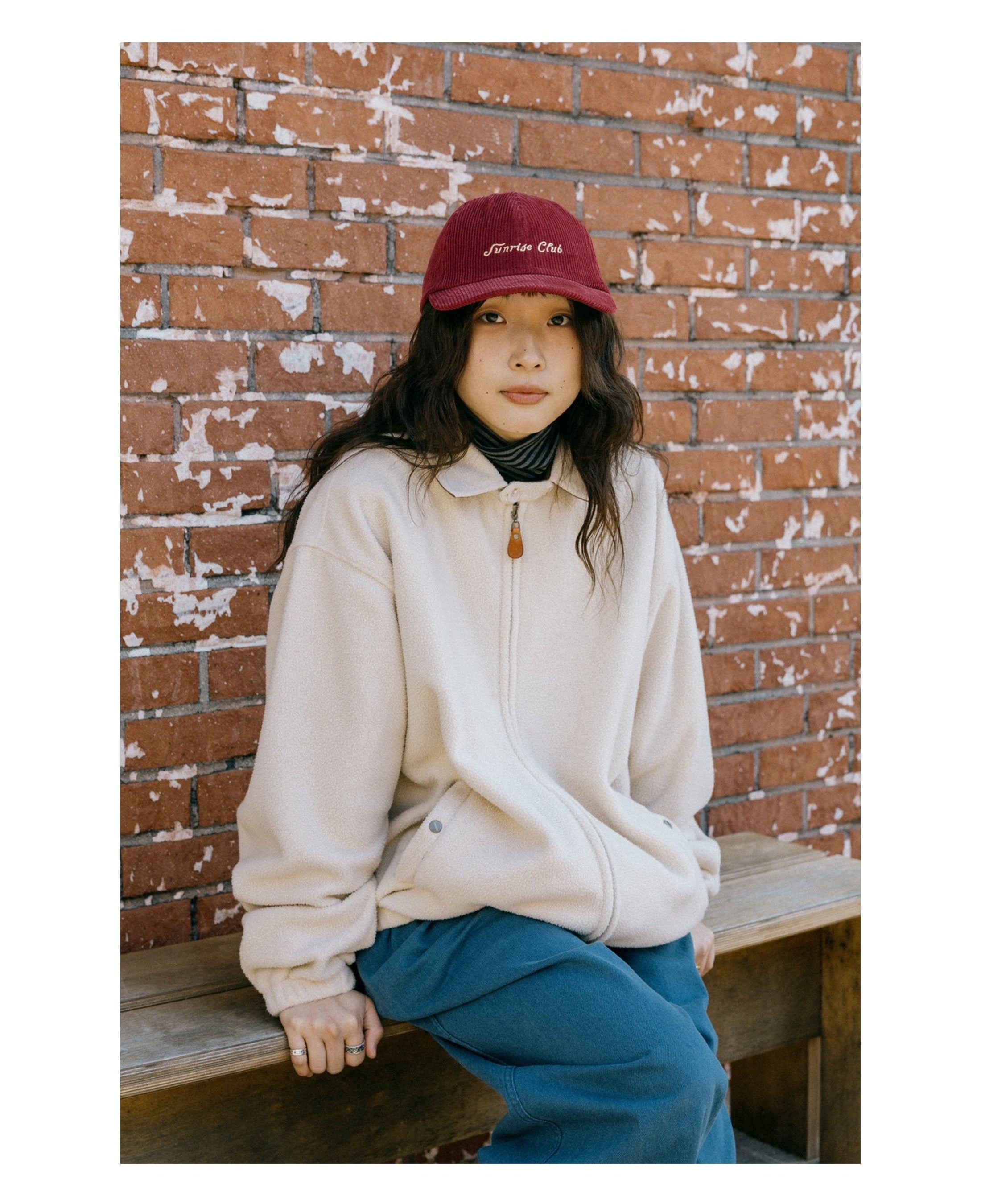 Chaqueta KAPPY Fleece Bomber Jacket Cream, vista sobre modelo en exterior