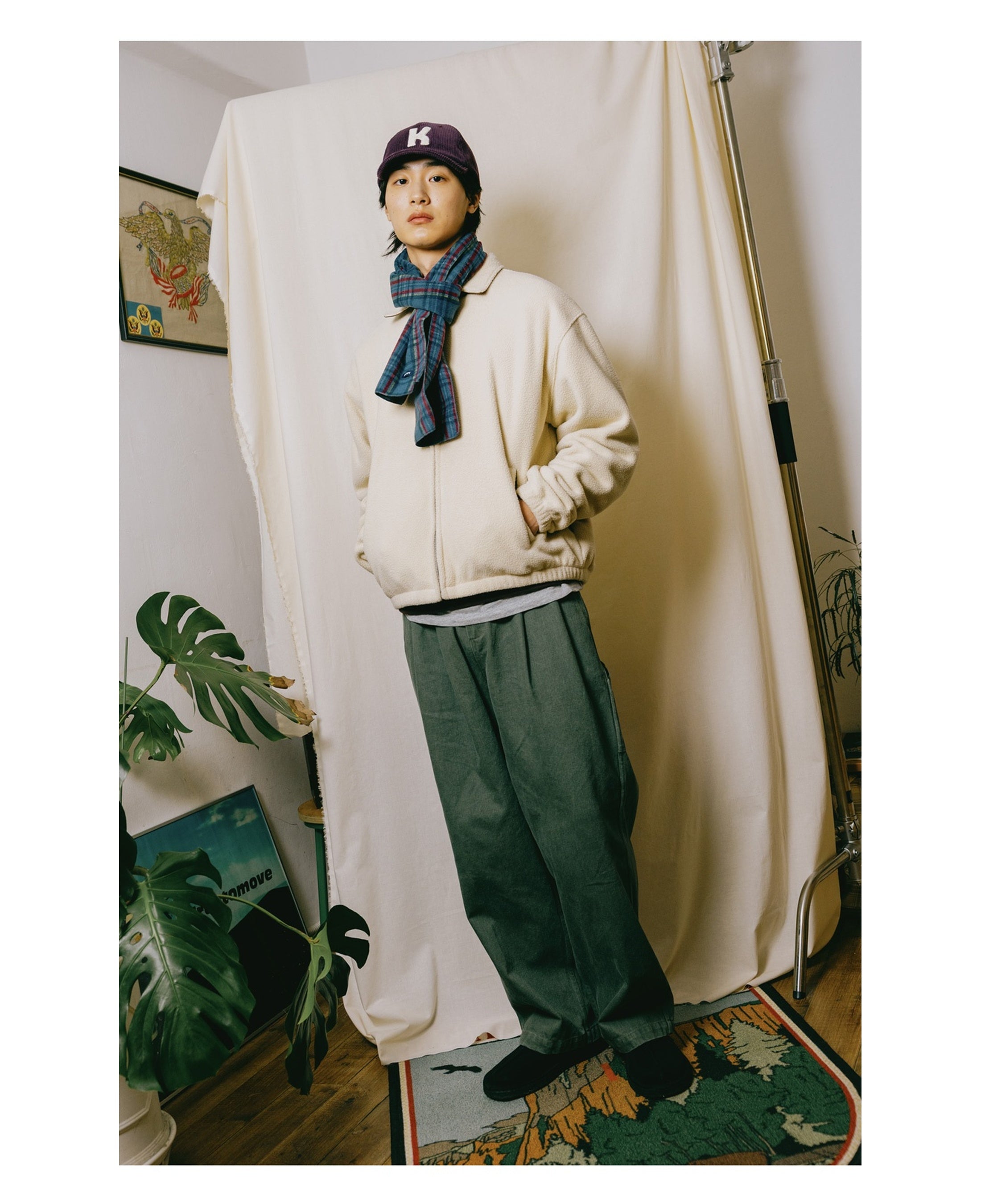 Chaqueta KAPPY Fleece Bomber Jacket Cream, vista frontal sobre modelo