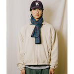 Chaqueta KAPPY Fleece Bomber Jacket Cream, detalle del cuello sobre modelo