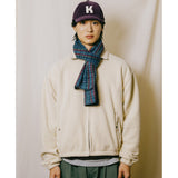 Chaqueta KAPPY Fleece Bomber Jacket Cream, detalle del cuello sobre modelo