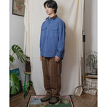 Chaqueta KAPPY Canvas Work Shirt Jacket Blue, vista lateral sobre modelo