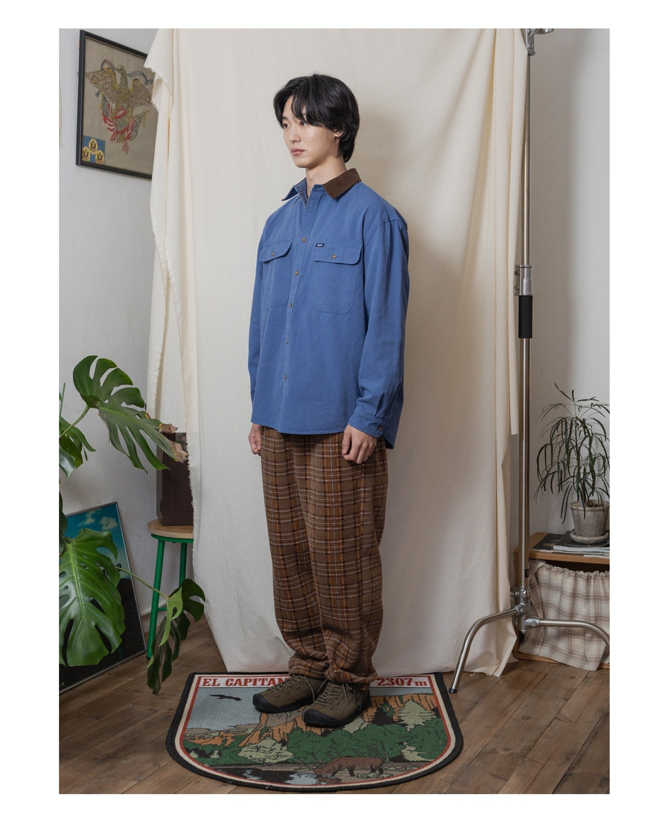 Chaqueta KAPPY Canvas Work Shirt Jacket Blue, vista lateral sobre modelo