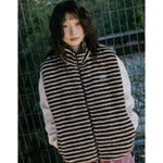 Chaleco KAPPY Stripe Fleece Zipper Vest Brown, vista frontal sobre modelo