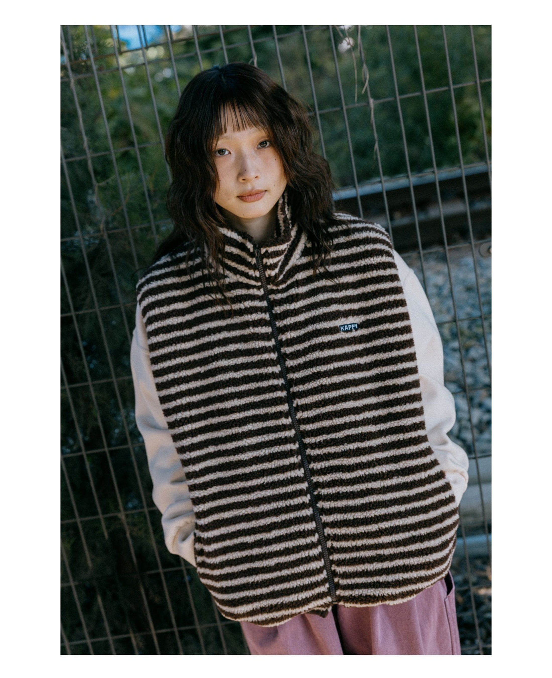 Chaleco KAPPY Stripe Fleece Zipper Vest Brown, vista frontal sobre modelo