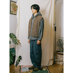Chaleco KAPPY Stripe Fleece Zipper Vest Brown, vista lateral sobre modelo