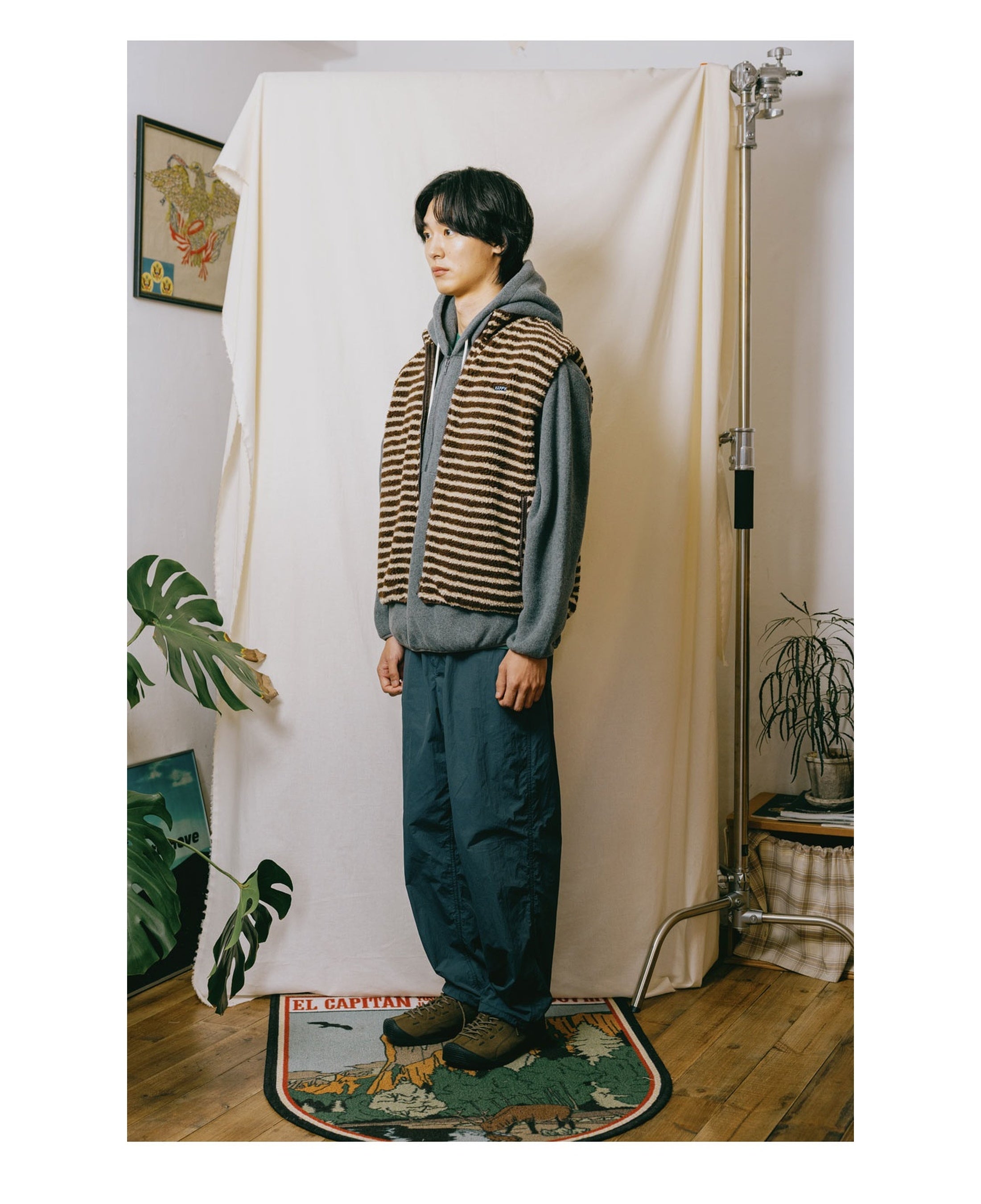 Chaleco KAPPY Stripe Fleece Zipper Vest Brown, vista lateral sobre modelo