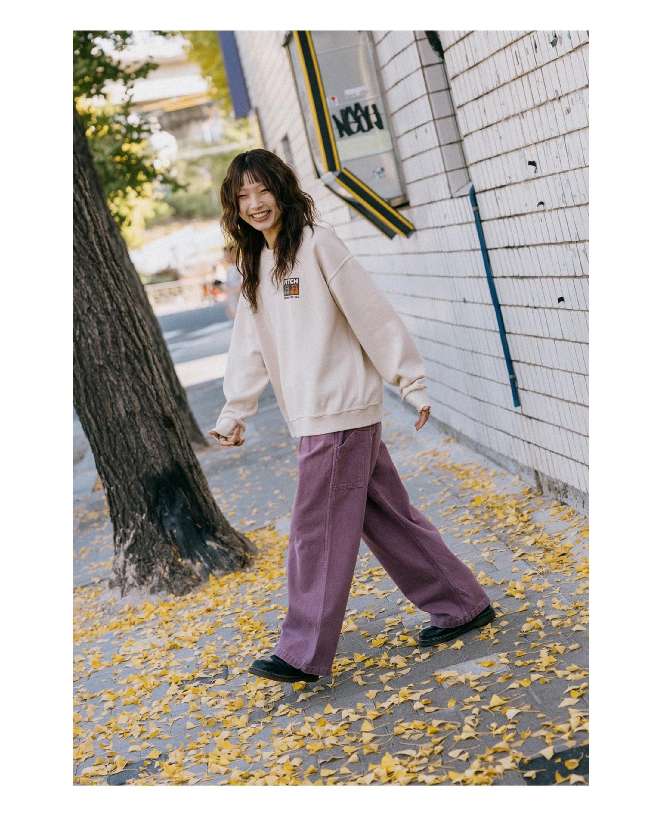 Sudadera KAPPY Pitch Fluff Sweatshirt Cream, vista frontal sobre modelo