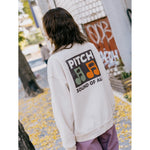 Sudadera KAPPY Pitch Fluff Sweatshirt Cream, estampado posterior sobre modelo