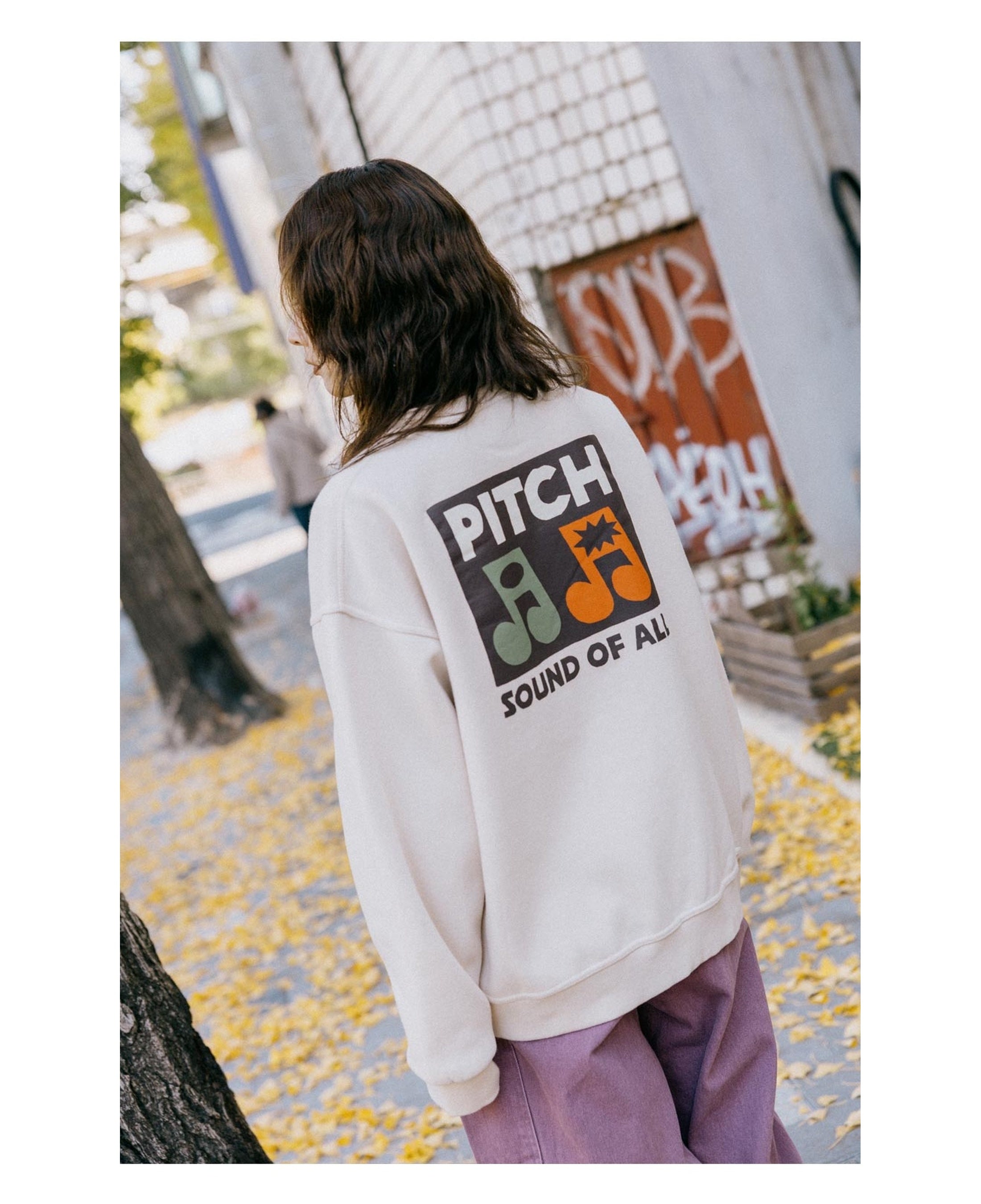 Sudadera KAPPY Pitch Fluff Sweatshirt Cream, estampado posterior sobre modelo