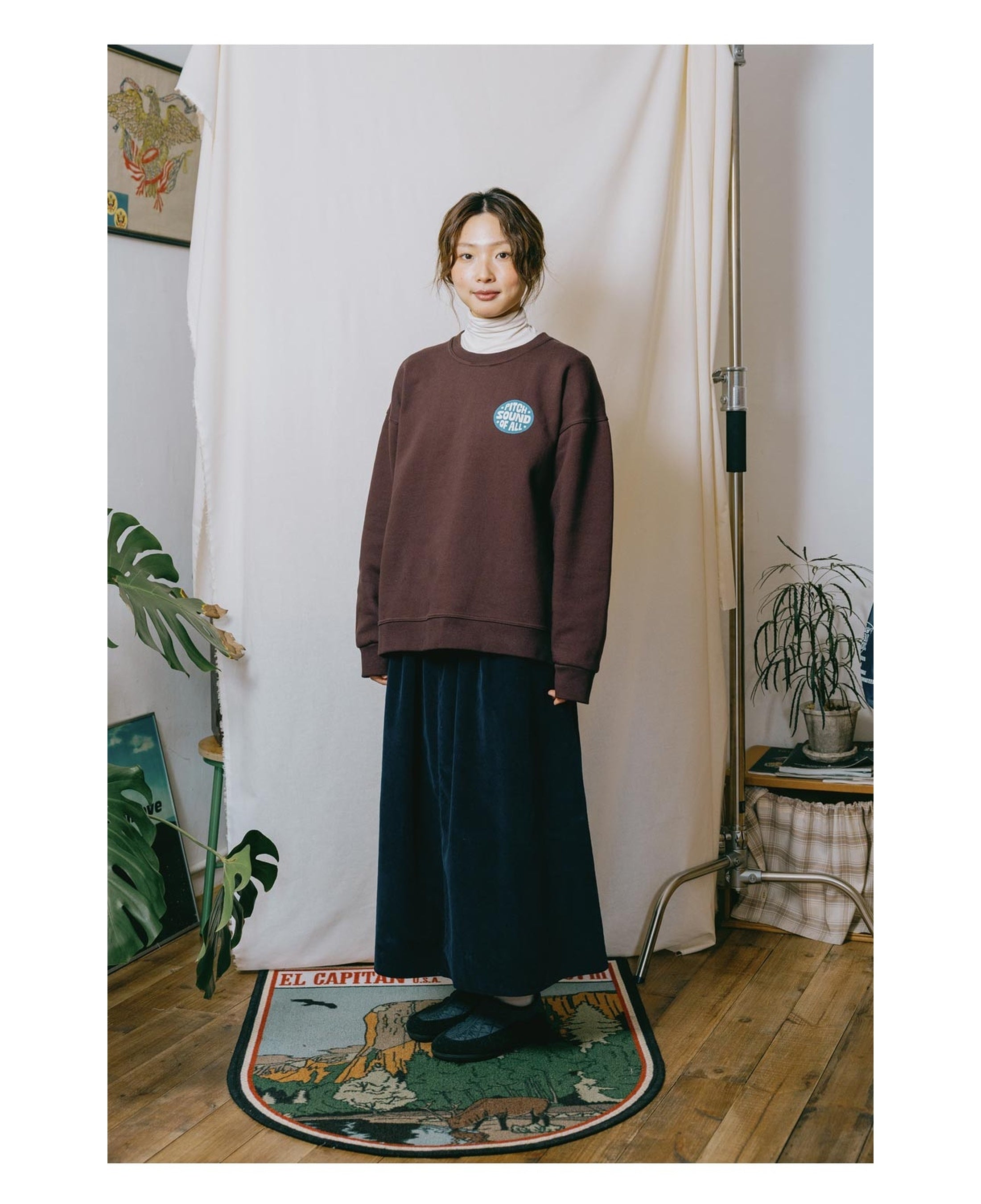Sudadera KAPPY Pitch Fluff Sweatshirt Brown, vista frontal sobre modelo