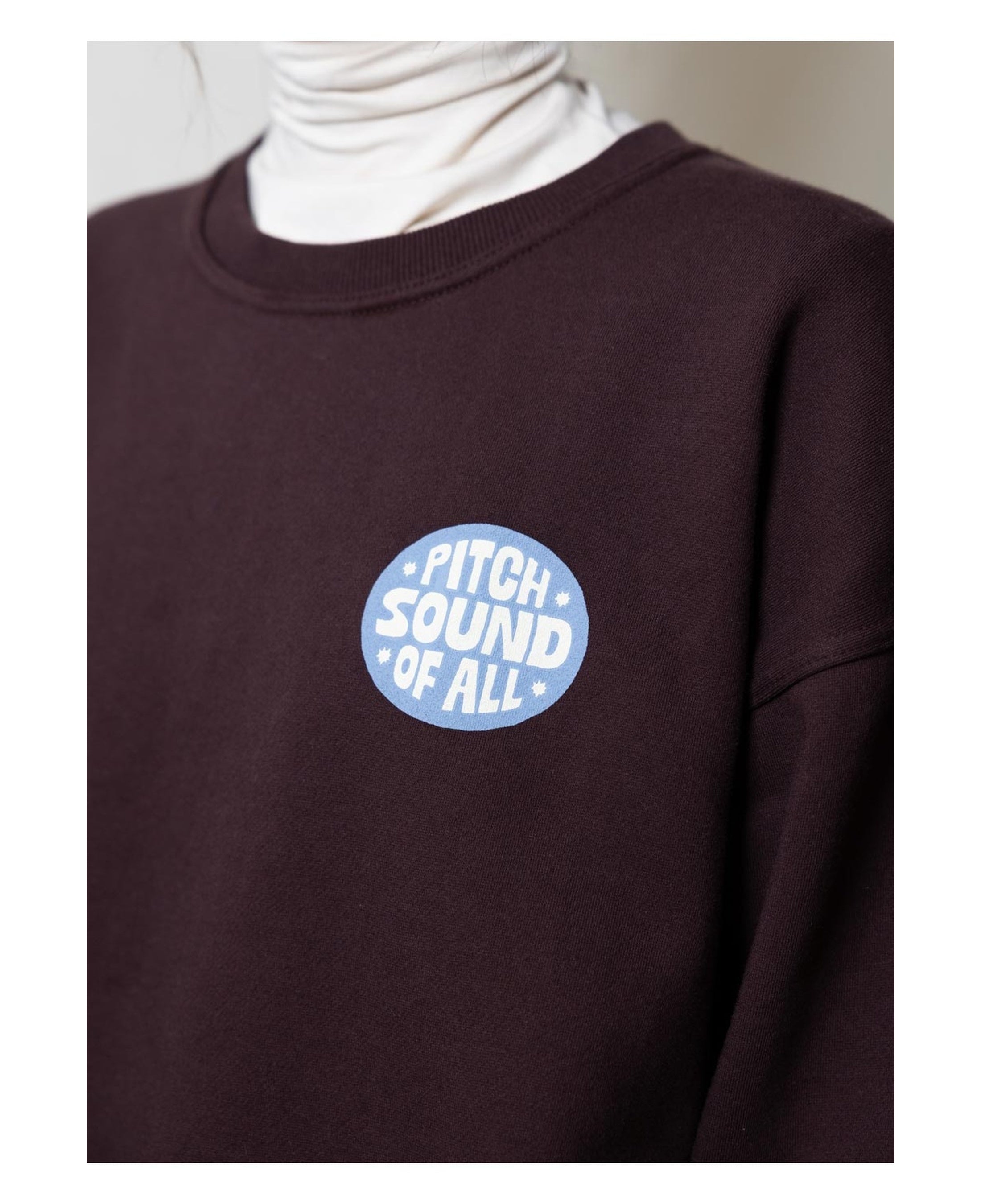 Sudadera KAPPY Pitch Fluff Sweatshirt Brown, detalle del estampado frontal
